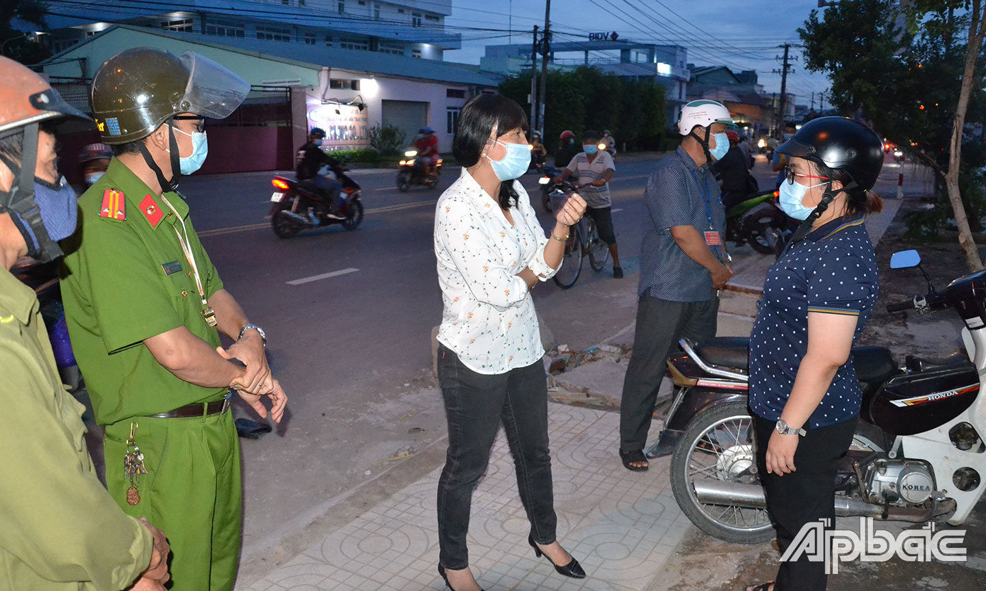 Lực lượng chức năng kiểm tra việc thực hiện giãn cách xã hội trên địa bàn  xã Trung An, TP. Mỹ Tho.
