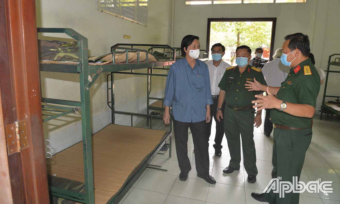 Đồng chí Nguyễn Văn Danh kiểm tra công tác chuẩn bị khu cách ly tập trung tại Trung đoàn 924. 