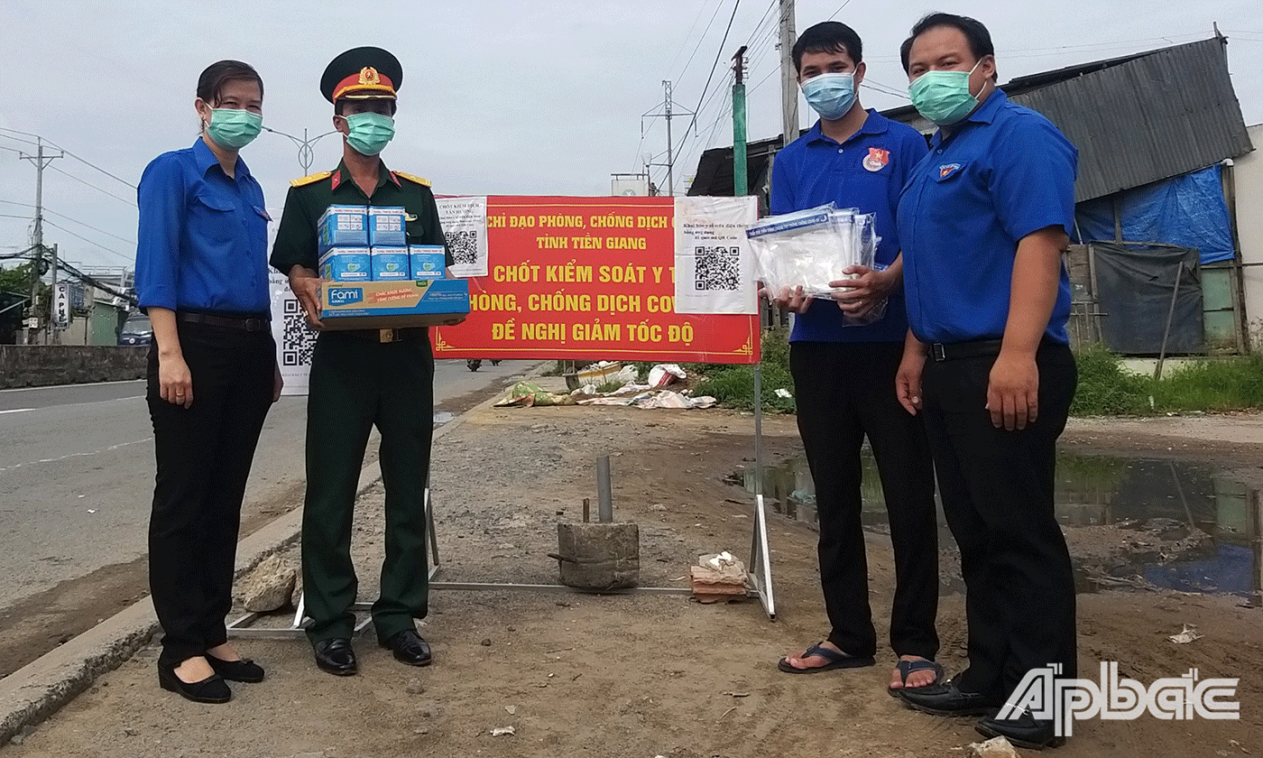 Ban Thường vụ Tỉnh Đoàn Tiền Giang còn đến thăm hỏi, động viên và hỗ trợ các vật phẩm như mũ chắn giọt bắn, khẩu trang y tế, các nhu yếu phẩm… đến các đội hình Thanh niên tình nguyện phòng chống dịch bệnh Covid-19