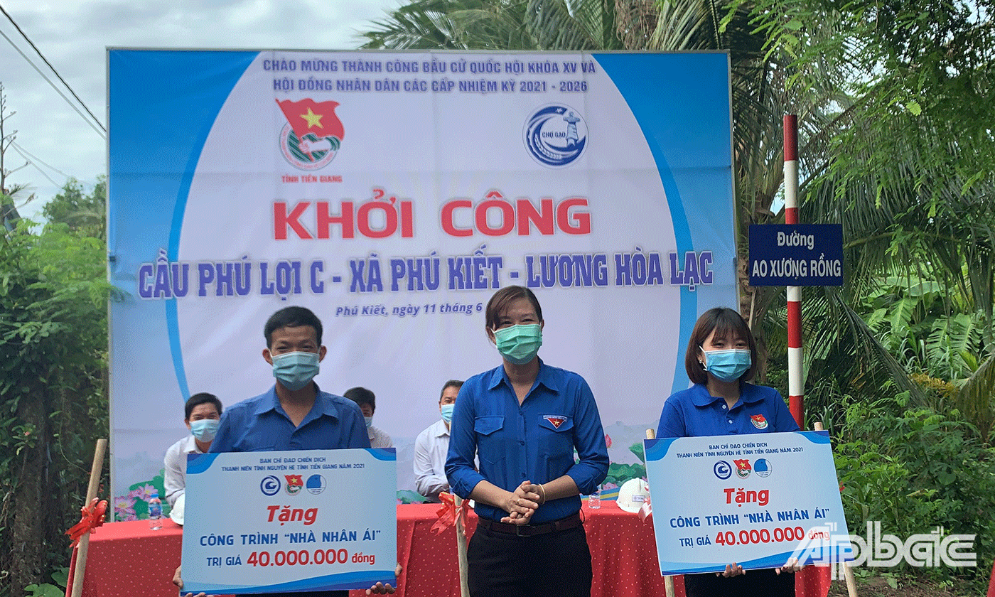 Ban Thường vụ Tỉnh Đoàn Tiền Giang  trao tặng 5 căn nhà nhân ái, cho thanh niên có hoàn cảnh khó khăn về nhà ở