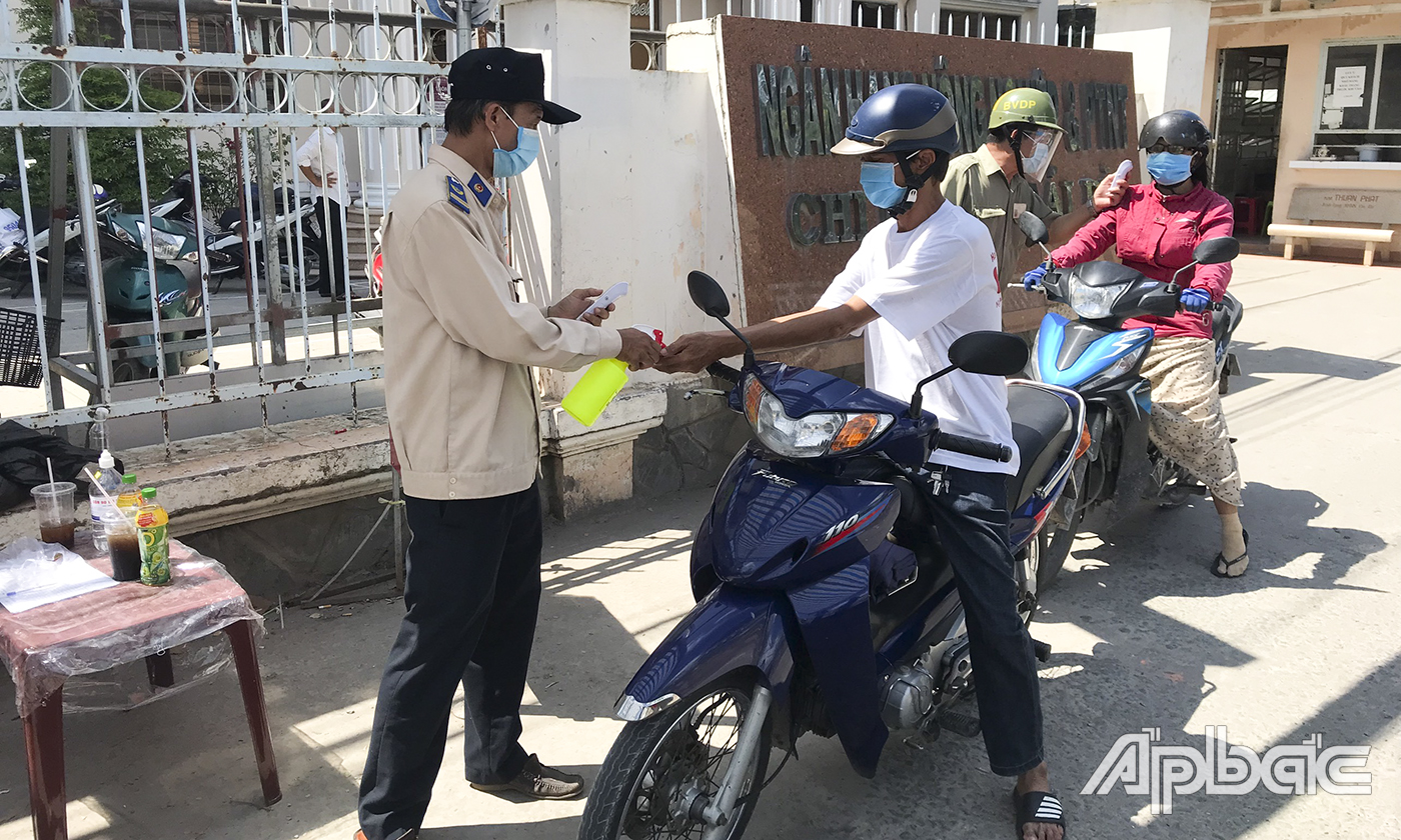 Công tác phòng, chống dịch được thực hiện chặt chẽ tại chợ Cái Bè (thị trấn Cái Bè, huyện Cái Bè).