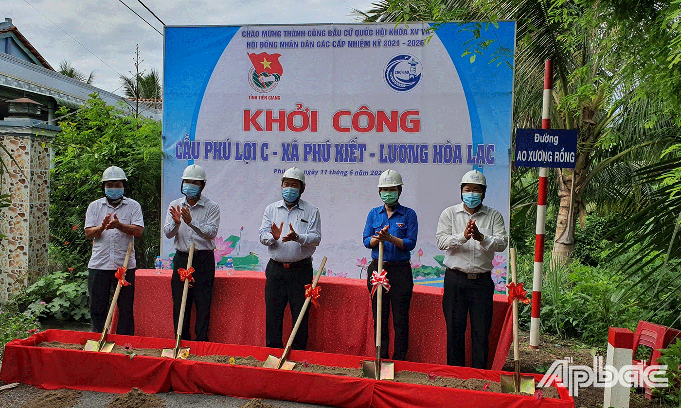 Ban Thường vụ Tỉnh Đoàn Tiền Giang phối hợp UBND huyện Chợ Gạo, xây dựng cầu giao thông nông thôn Phú Lợi C