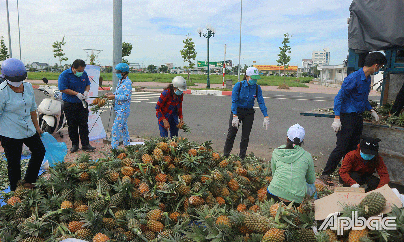 tổ chức Chương trình “San sẻ yêu thương, chung tay vượt qua đại dịch”, hỗ trợ nông dân huyện Tân Phước tiêu thụ nông sản bị dồn ứ do ảnh hưởng của dịch bệnh Covid-19