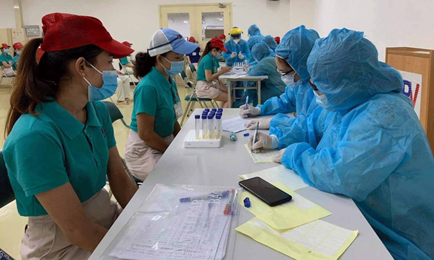 Xét nghiệm COVID-19 cho công nhân khu công nghiệp. Ảnh: TL. 