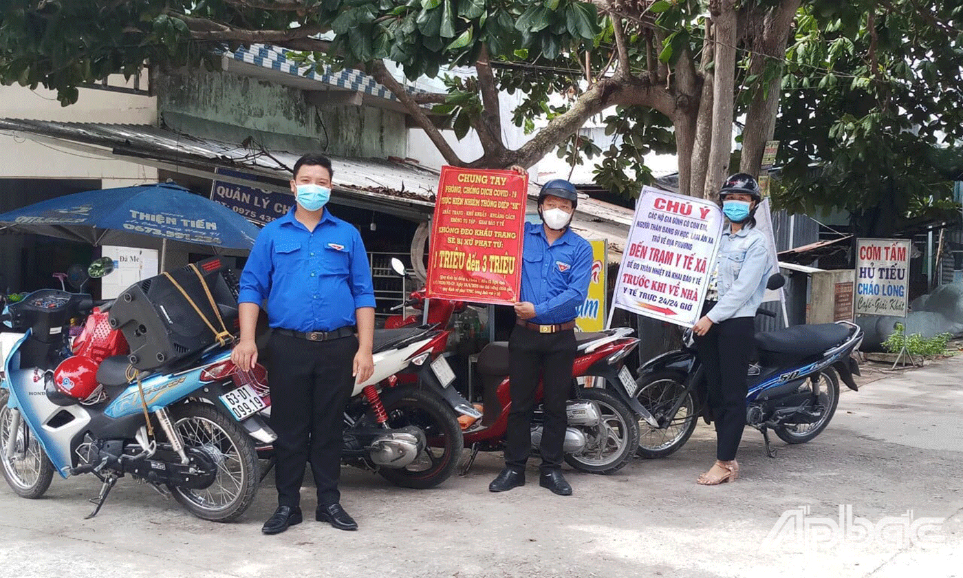 Thanh niên huyện Cái Bè tuyên truyền bằng các hình thức như: Loa phát thanh, paner, áp phích để người dân nâng cao ý thức phòng, chống dịch bệnh Covid-19
