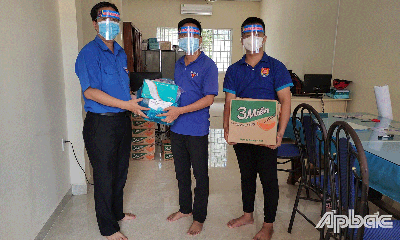 cho các lực lượng đoàn viên, thanh niên tham gia công tác phòng chống dịch bệnh tại các cơ sở cách ly tập trung và tại các xã, thị trấn trên địa bàn huyện