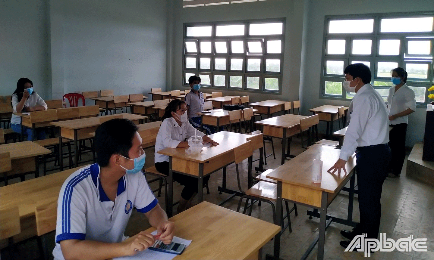 Tiến sĩ Lê Quang Trí thăm, động viên các thầy cô đang ôn tập cho học sinh tại Trường THPT Phan Việt Thống. 