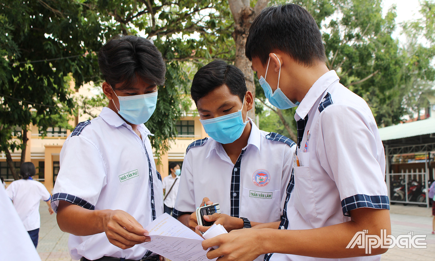 Thí sinh vui mừng vì làm được bài. (Ảnh chụp tại Trường THCS Lê Ngọc Hân, điểm thi của Trường THPT Trần Hưng Đạo). 