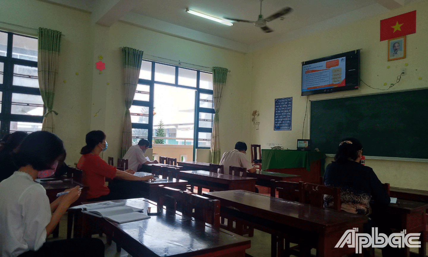 Tập huấn trực tuyến tại Trường THCS Lê Ngọc Hân, TP. Mỹ Tho. 