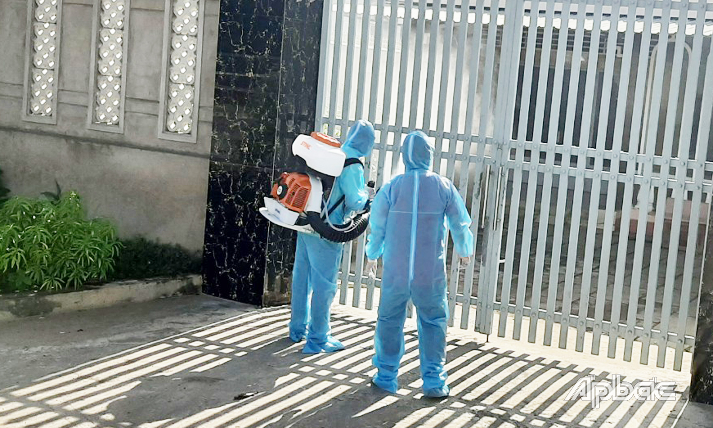Nhân viên y tấ TP, Mỹ Tho phun khử khuẩn khu vực sinh sống của 2 ca nghi mắc Covid-19 tại phường 9