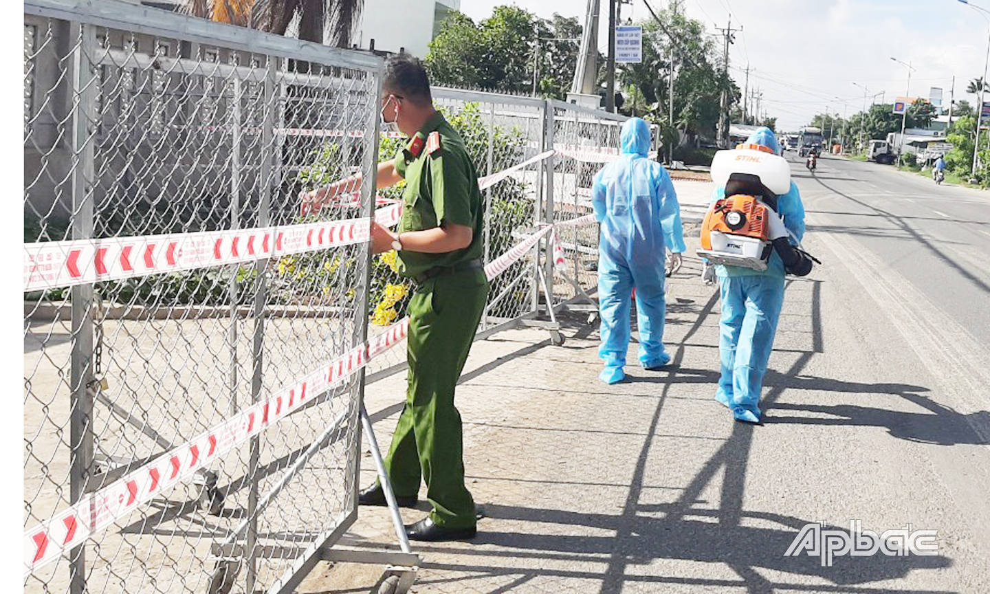 Một khu dân cư tại khu phố 3, phường 9 đã được phong tỏa thực hiện phòng chống dịch Covid-19