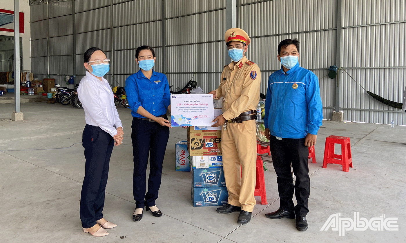 Đoàn đến thăm, tặng quà, động viên các lực lượng đang làm nhiệm vụ, tại 2 Chốt kiểm soát dịch bệnh Covid-19, (Quốc lộ 1 và đường cao tốc Trung Lương-Hồ Chí Minh) trên địa bàn huyện Châu Thành, tỉnh Tiền Giang.