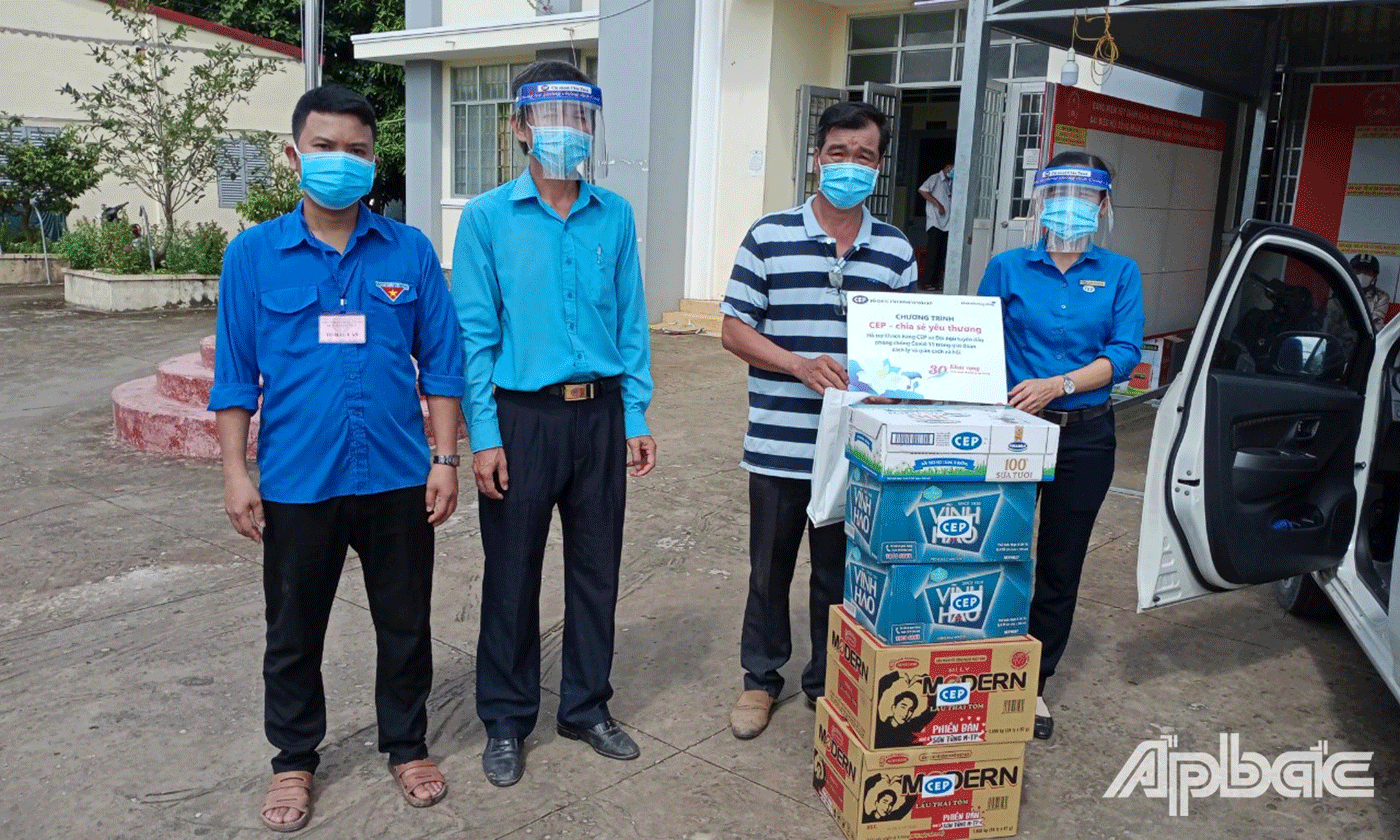 tặng quà cho các lực lượng đang phục vụ công tác phong tỏa, do dịch bệnh trên địa bàn xã Mỹ Hạnh Đông, thị xã Cai lậy.