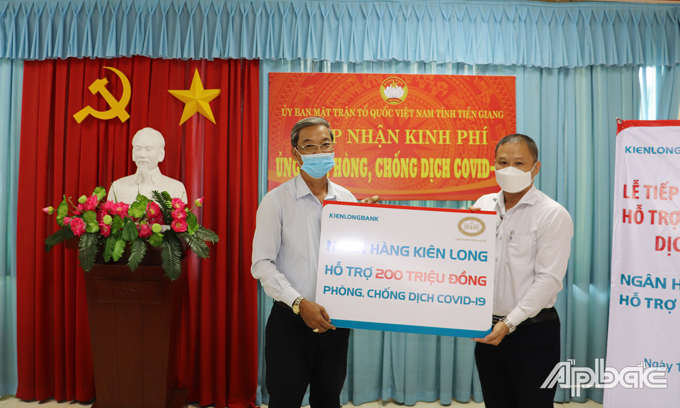 Ngân hàng Kiên Long chi nhánh Tiền Giang ủng hộ Quỹ phòng, chống dịch Covid - 19.