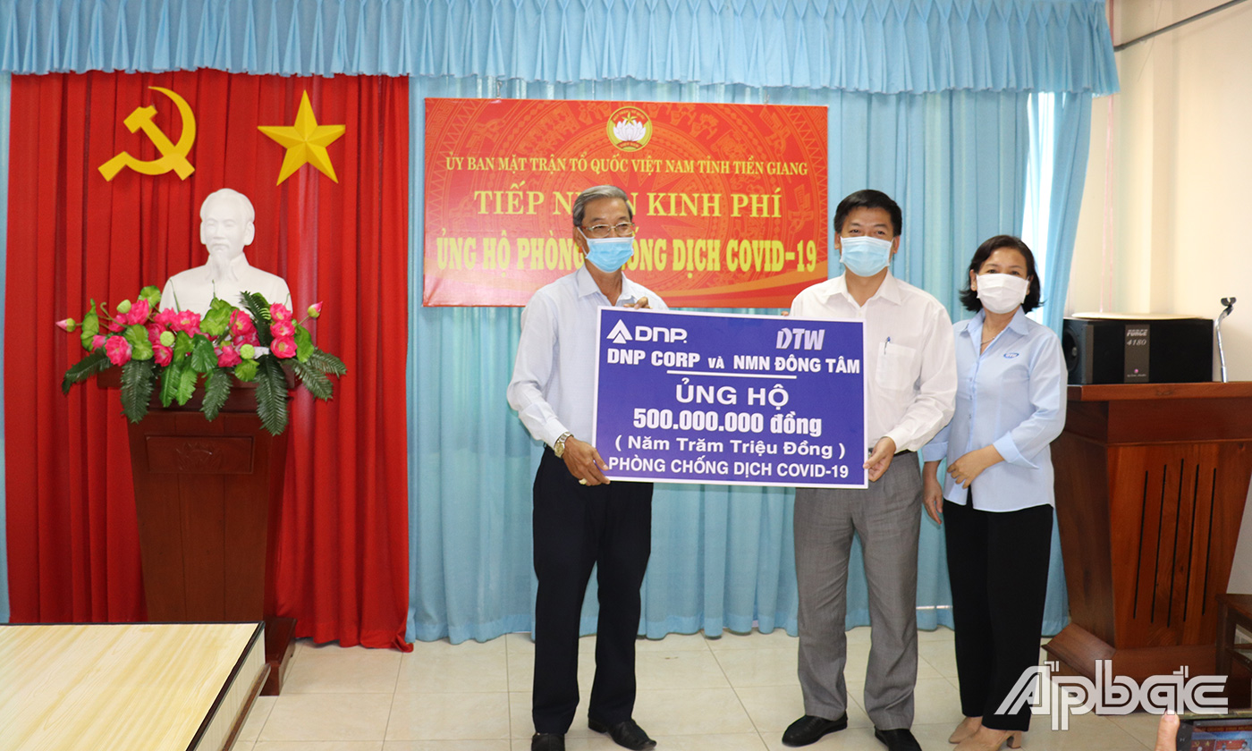 Công ty Công ty Cổ phần Nhà máy nước Đồng Tâm ủng hộ Quỹ phòng, chống dịch Covid - 19.