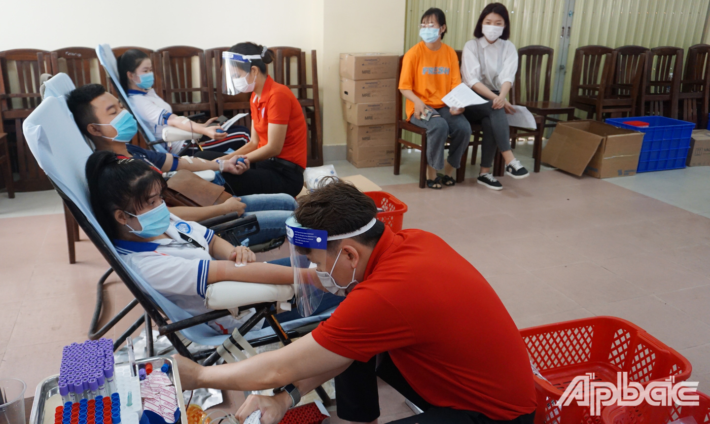 Sinh viên Trường ĐH Tiền Giang tham gia hiến máu tình nguyện do Hội Sinh viên nhà trường tổ chức.