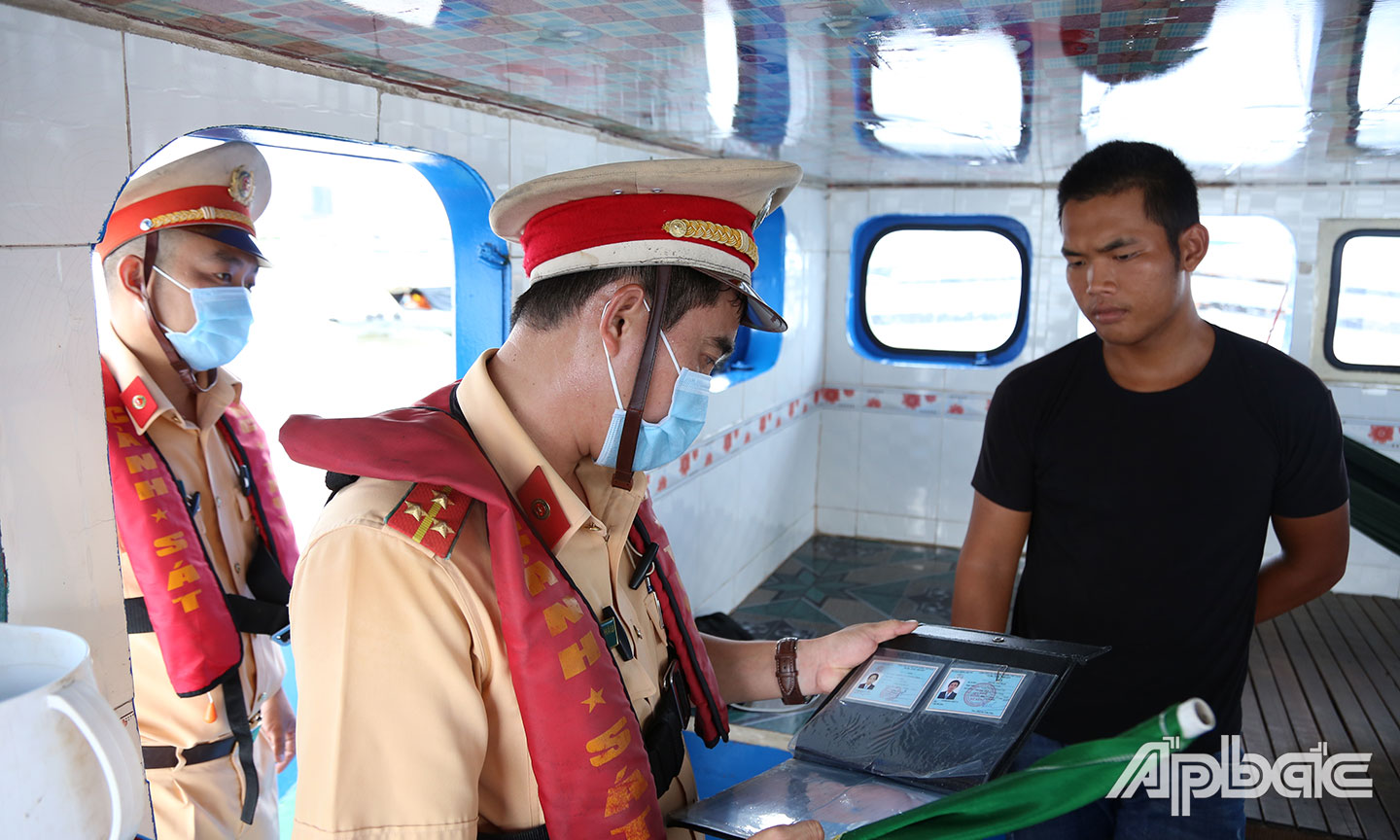 Tuần tra kiểm soát giao thông đường thủy trên sông Tiền.