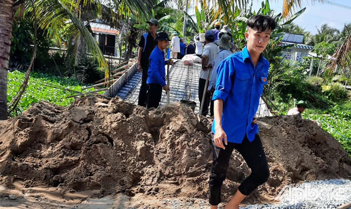 Đoàn viên, thanh niên xã Long Hưng ra quân Ngày Chủ nhật xanh (Ảnh: Tuổi trẻ Long Hưng)