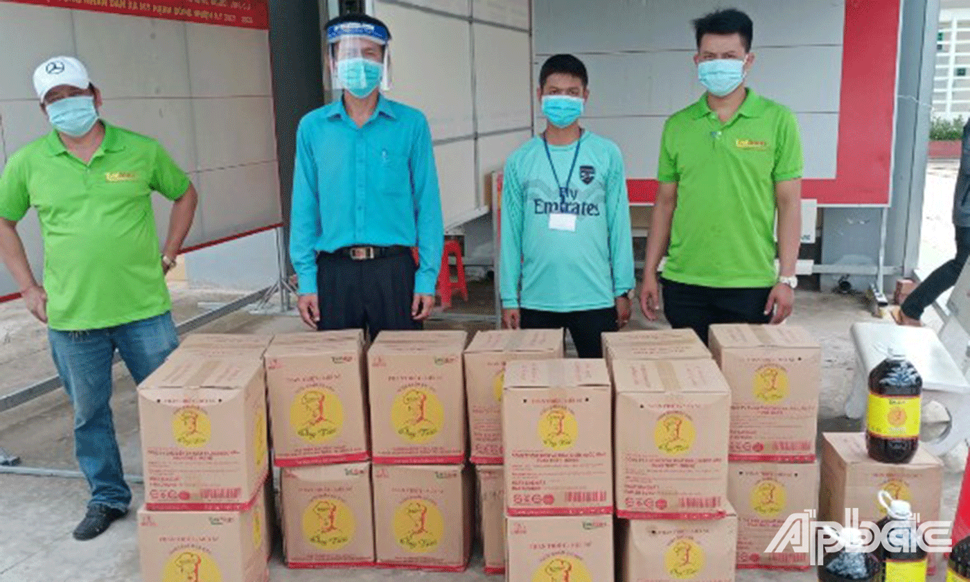 Đoàn đến các khu cách ly trên địa bàn thị xã Cai Lậy, trao tặng các phần quà gồm các mặt hàng nhu yếu phẩm