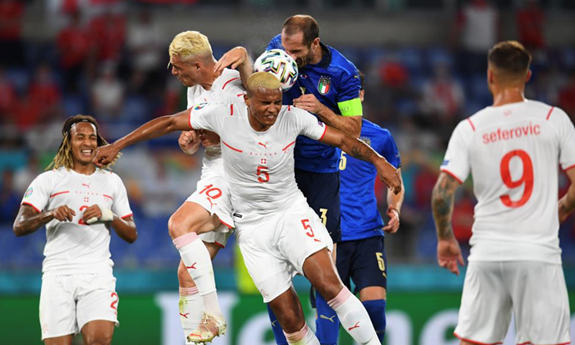 Tình huống để bóng chạm tay khiến pha dứt điểm của Chiellini không được VAR công nhận. Ảnh: UEFA