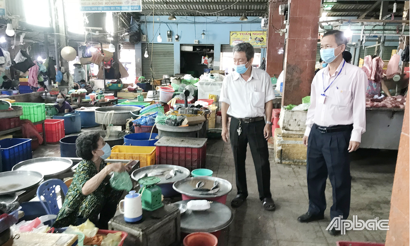 Đồng chí Nguyễn Quang Thành, Phó Chủ tịch UBND TP. Mỹ Tho kiểm tra tại chợ Thạnh Trị 