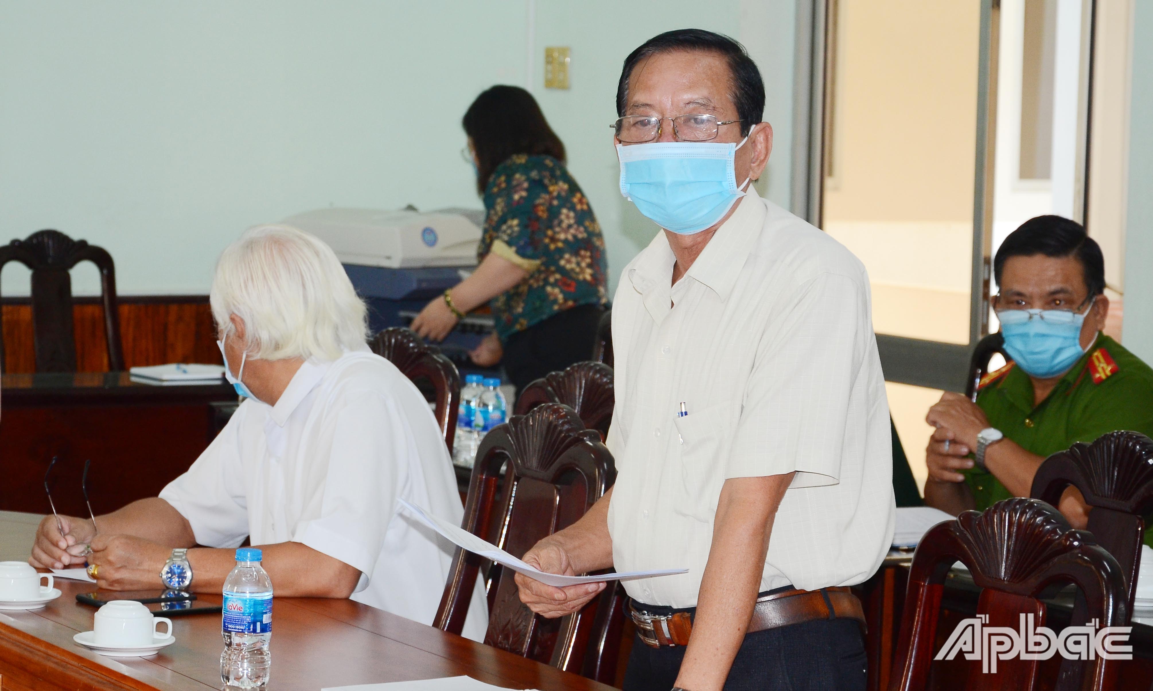  Lãnh đạo UBND huyện Cai Lậy báo cáo về ổ dịch tại chợ Ba Dừa.