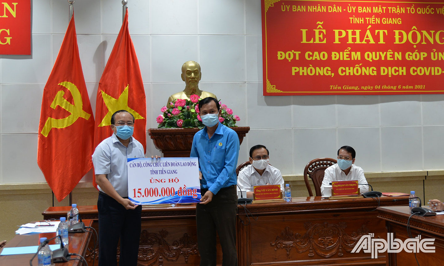 Cán bộ, công chức LĐLĐ tỉnh Tiền Giang ủng hộ phòng, chống dịch Covid-19.