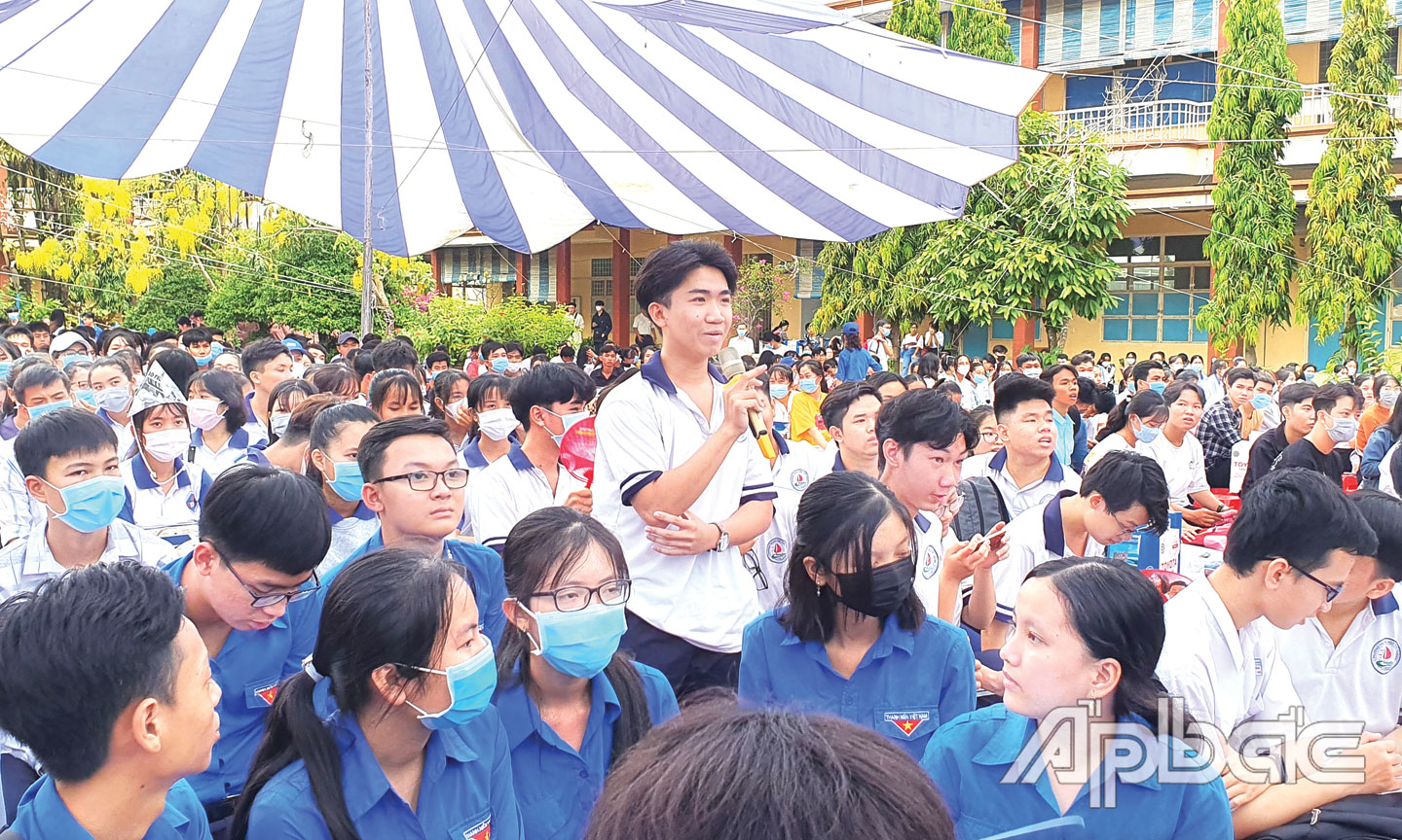 Trường Đại học Tiền Giang đã khuyến khích thí sinh không nộp hồ sơ trực tiếp mà chuyển sang hình thức nộp hồ sơ gián tiếp. (Ảnh chụp buổi tư vấn tuyển sinh tại Đại học Tiền Giang đầu tháng 4-2021). 