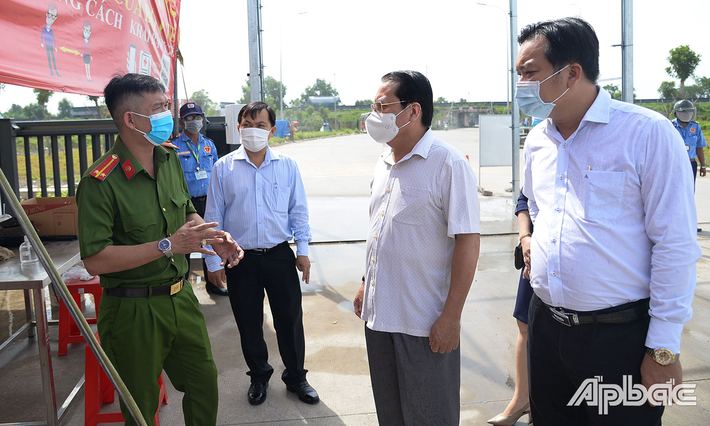 Đồng chí Phạm Văn Trọng thăm hỏi, động viên lực lượng làm nhiệm vụ tại chốt kiểm soát cổng KCN Long Giang.