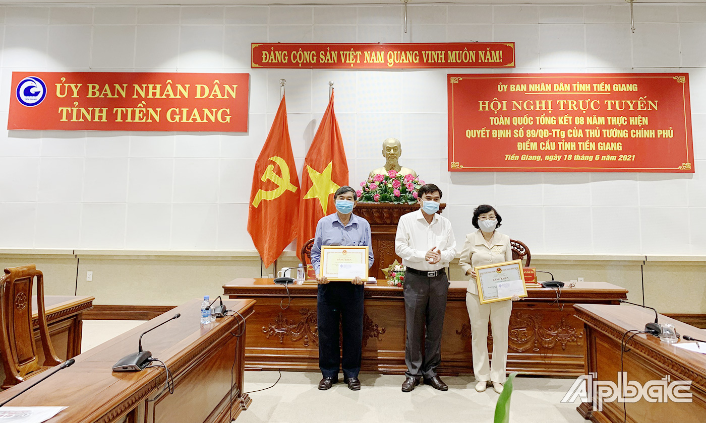 Đồng chí Nguyễn Văn Mười trao tặng Bằng khen Bộ GD&ĐT cho 2 tập thể có thành tích xuất sắc trong thực hiện Đề án 
