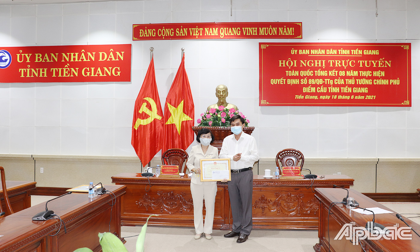 Đồng chí Nguyễn Văn Mười trao tặng Bằng khen Bộ GD&ĐT cho cá nhân có thành tích xuất sắc trong thực hiện Đề án 