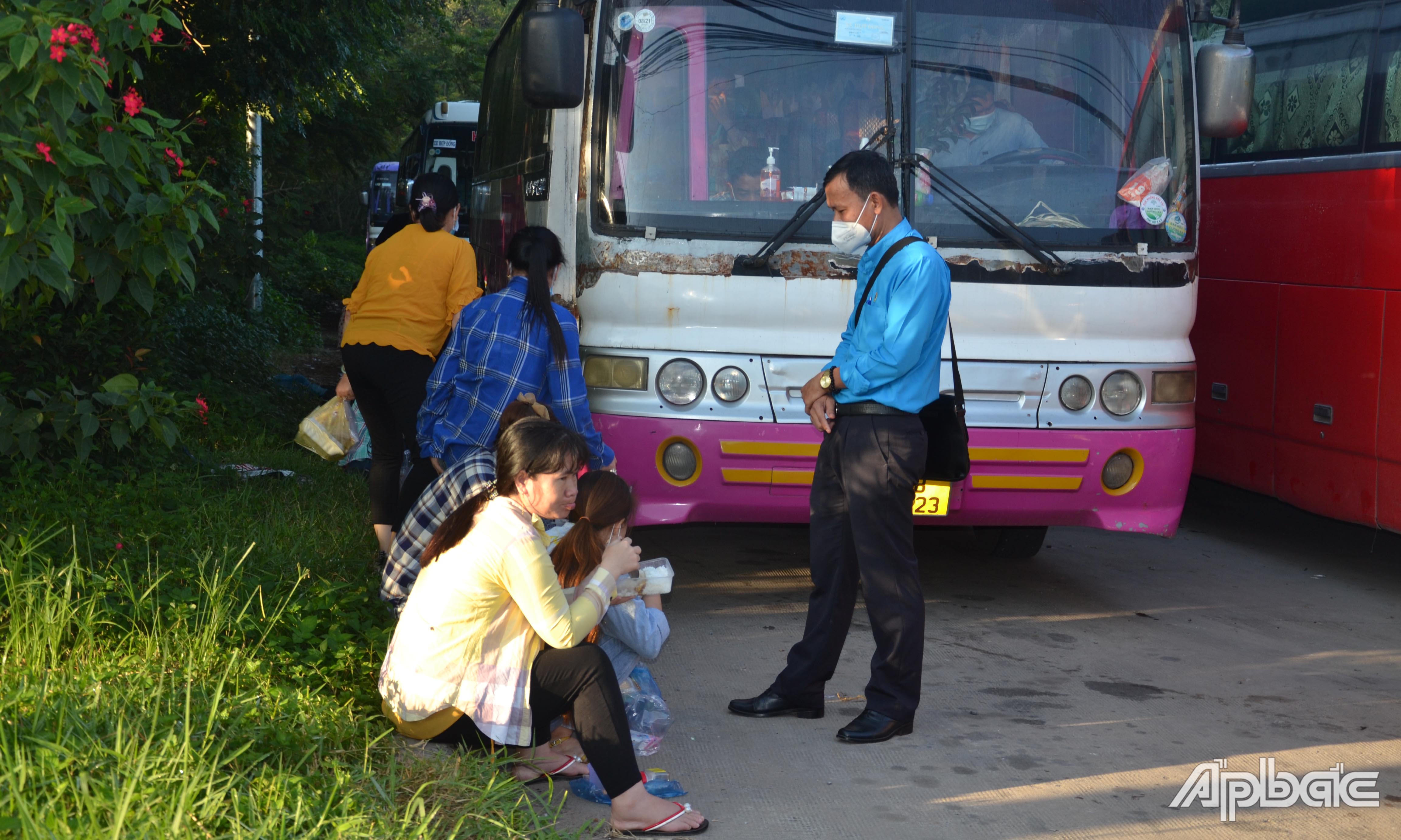 Lãnh đạo Liên đoàn Lao động tỉnh nhắc nhở các công nhân tại KCN Long Giang giữ khoảng cách khi ăn sáng.