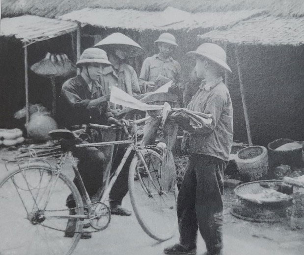 Báo Nhân Dân trên các ngả đường trong kháng chiến.