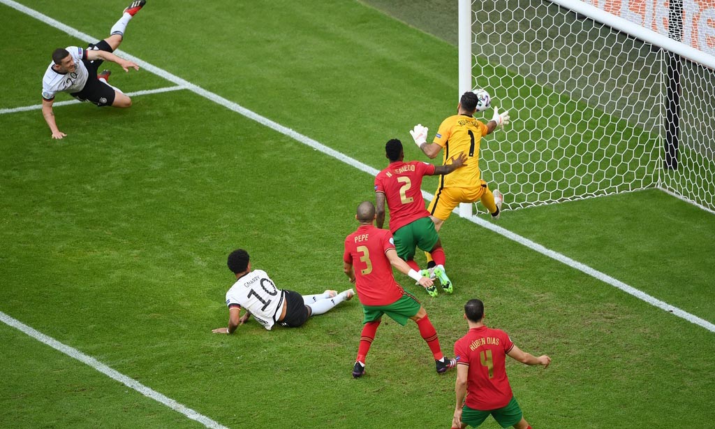   Gosens và Kimmich tham gia vào 4 bàn thắng của tuyển Đức. Ảnh Reuters. 