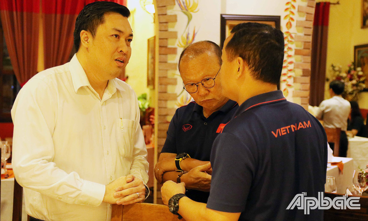 Ông Cao Văn Chóng(bìa trái) trao đổi với Ban huấn luyện đội tuyển Việt Nam. Ảnh chụp trước tháng 4-2021