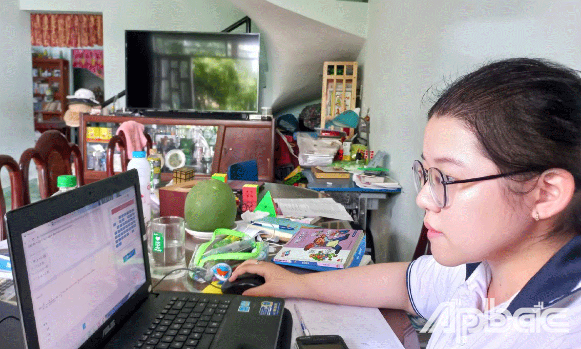 Thí sinh làm bài thi tại nhà. 