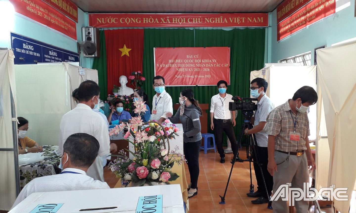 Phóng viên Báo Ấp Bắc tác nghiệp trong Cuộc bầu cử đại biểu Quốc hội khóa XV và đại biểu HĐND các cấp nhiệm kỳ 2021 - 2026.                                                                                              Ảnh: MINH THÀNH