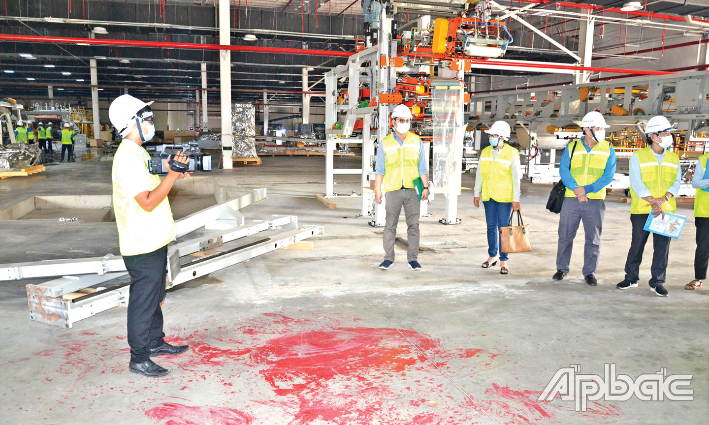 Phóng viên Báo Ấp Bắc tham gia cùng đoàn lãnh đạo của tỉnh đi kiểm tra tình hình phòng, chống dịch Covid-19 trong khu công nghiệp để kịp thời chuyển tải thông tin đến độc giả.