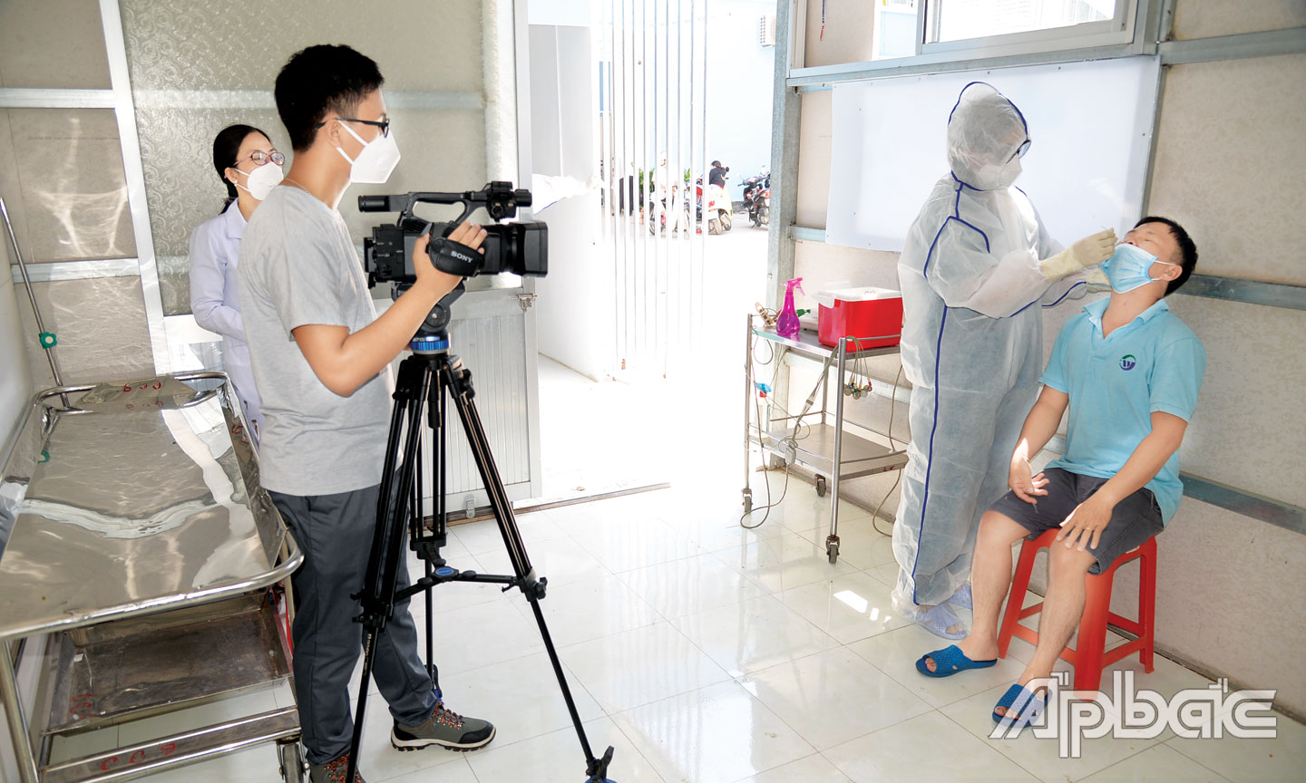 Phóng viên Báo Ấp Bắc tác nghiệp tại Khoa Xét nghiệm, Bệnh viện Đa khoa Trung tâm tỉnh Tiền Giang.    