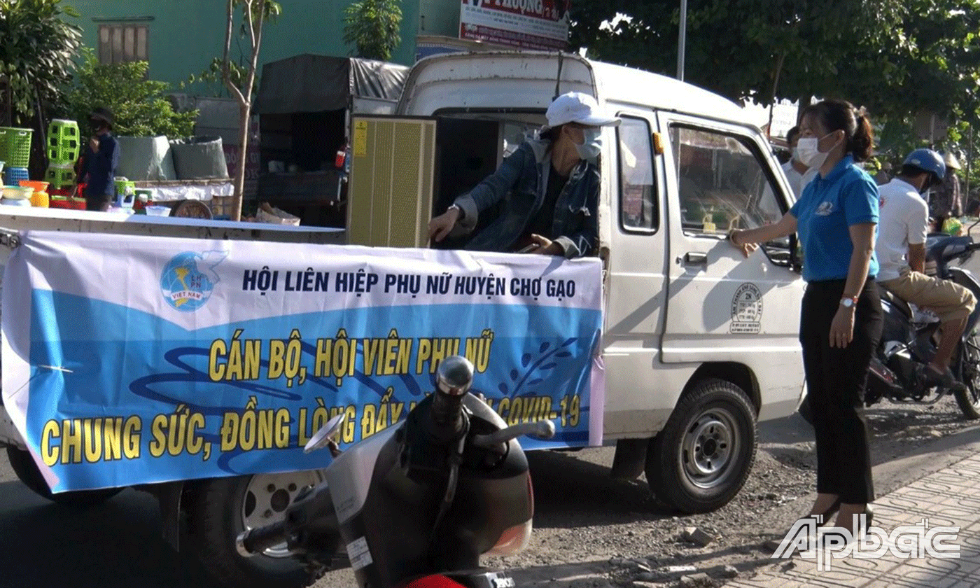 Tuyên truyền bằng loa di động.
