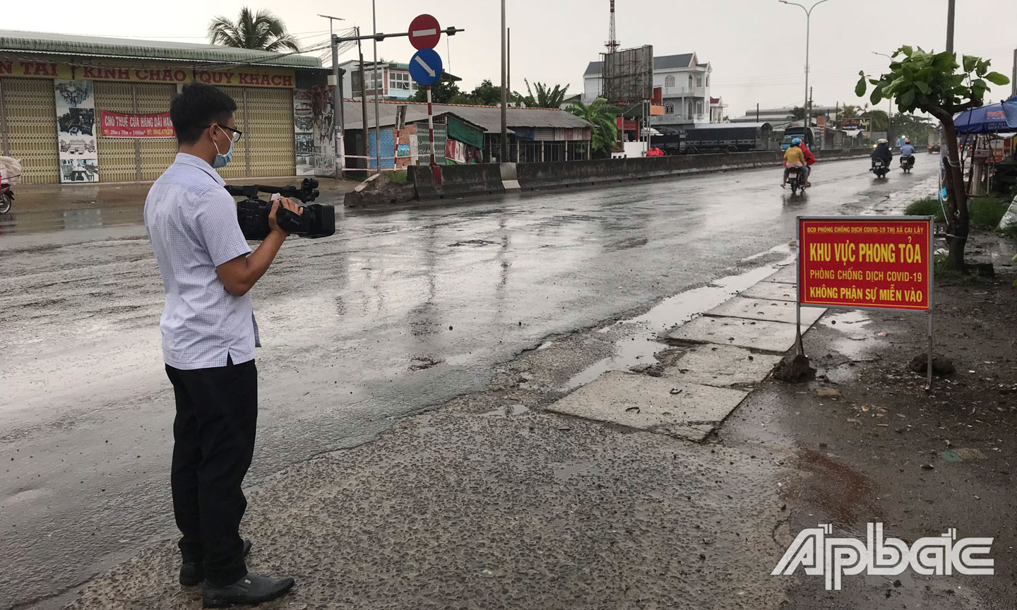 Phóng viên Văn Thảo (Báo Ấp Bắc) đến khu vực phong tỏa phòng, chống dịch Covid-19  thuộc ấp Quý Thạnh (xã Tân Hội, TX. Cai Lậy) ghi nhận bà con đến nhận nhu yếu phẩm được hỗ trợ.