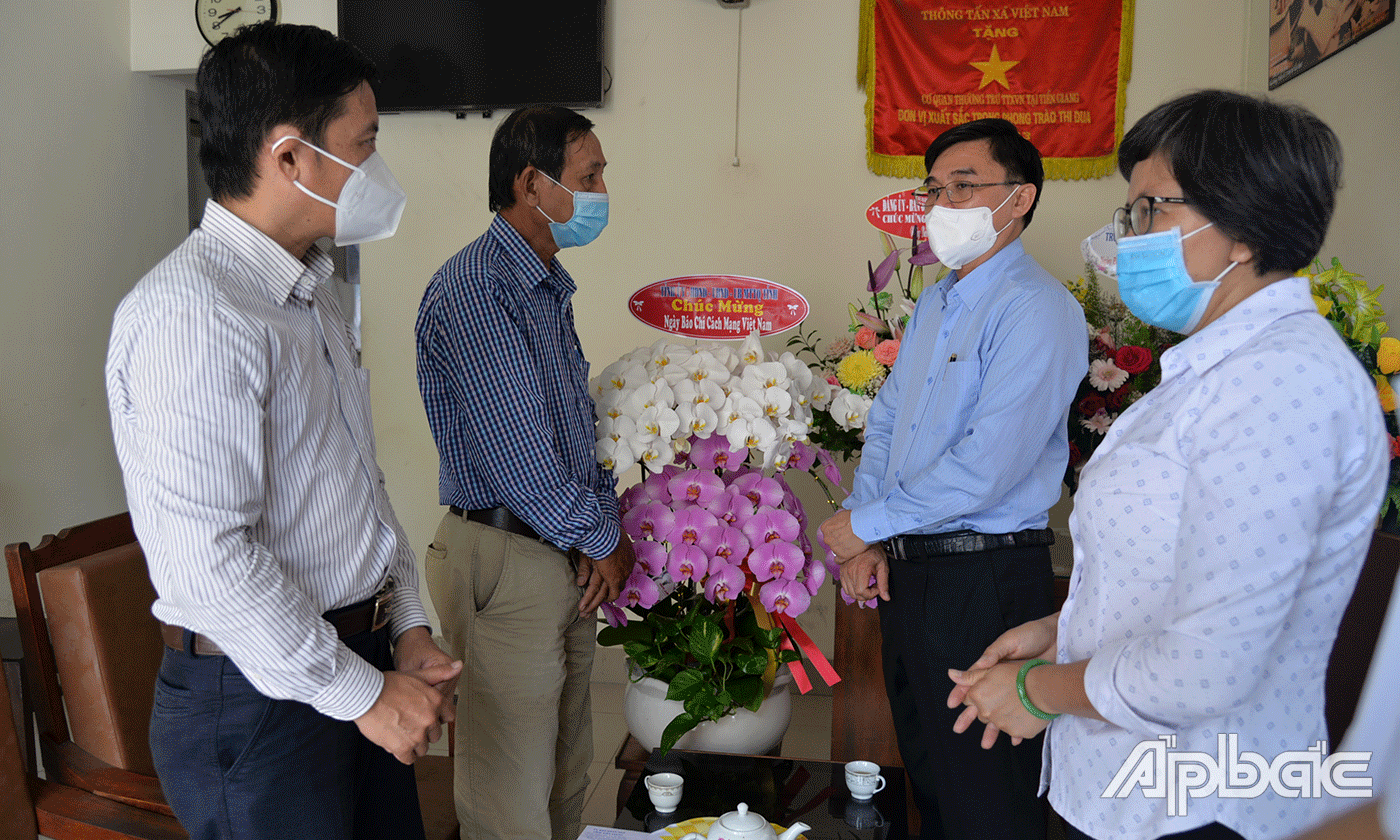 Đồng chí Nguyễn Văn Mười, thăm, chúc mừng cơ quan Thường trú Thông tấn xã Việt Nam tại Tiền Giang