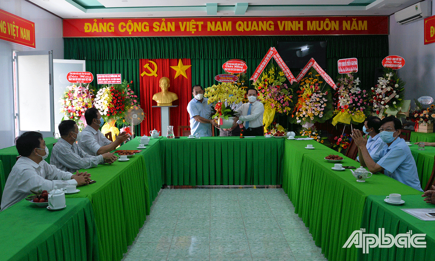 Đồng chí Phạm Văn Trọng thăm, chúc mừng Đài Phát thanh và truyền hình Tiền Giang.