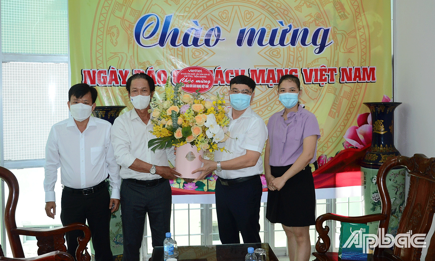 Vettel Tiền Giang chúc mừng Báo Ấp Bắc.