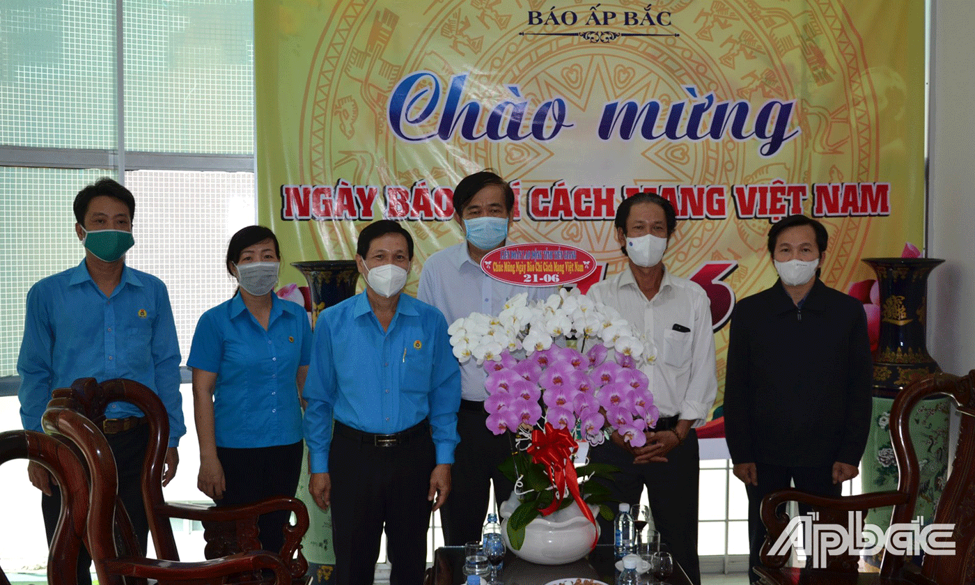 Liên đoàn Lao động tỉnh chúc mừng Báo Ấp Bắc.