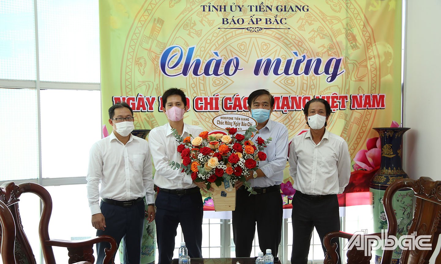 Mobiphone Tiền Giang  chúc mừng Báo Ấp Bắc.
