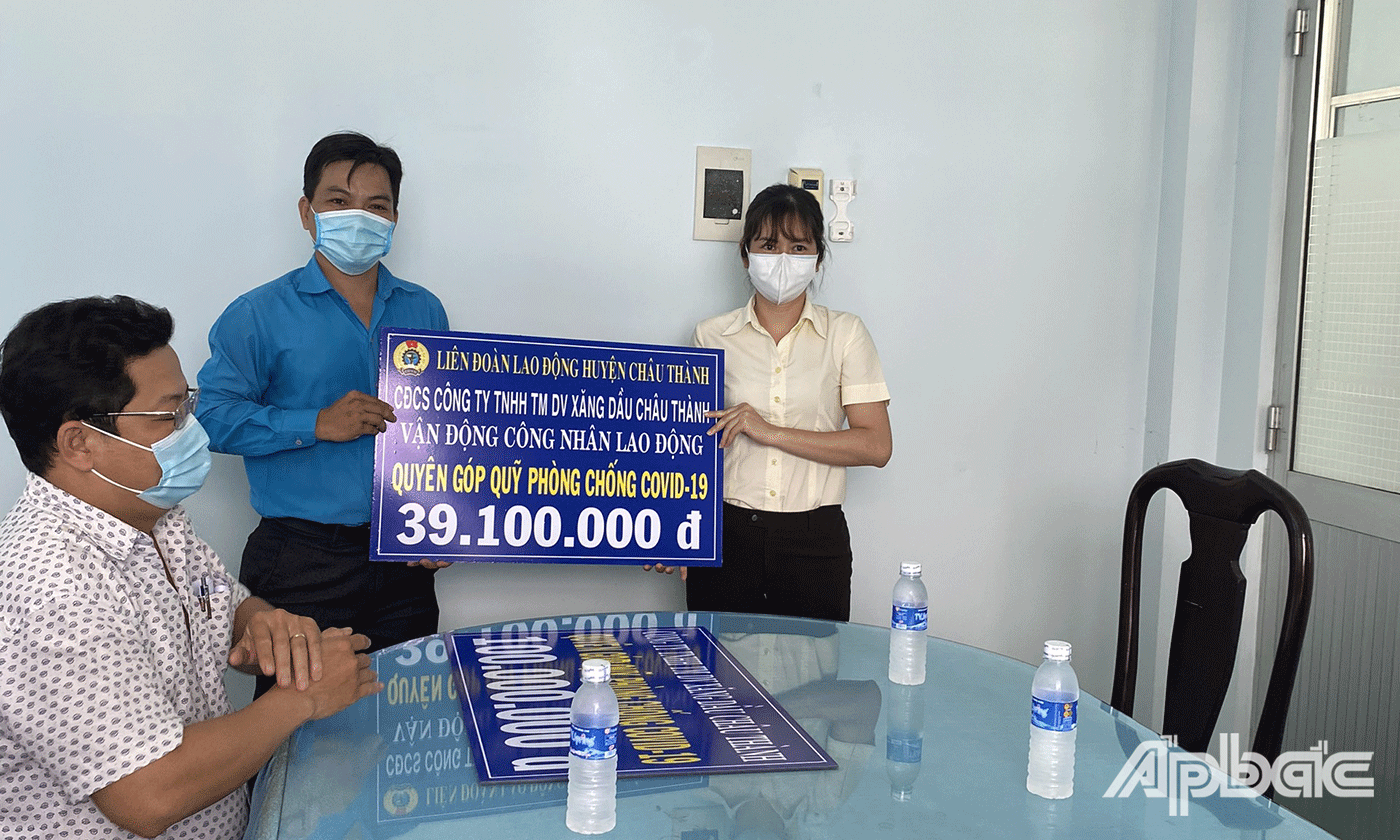 Công nhân, lao động Công đoàn cơ sở Công ty TNHH TM DV Xăng dầu Châu Thành quyên góp ủng hộ Quỹ phòng chống dịch bệnh Covid-19