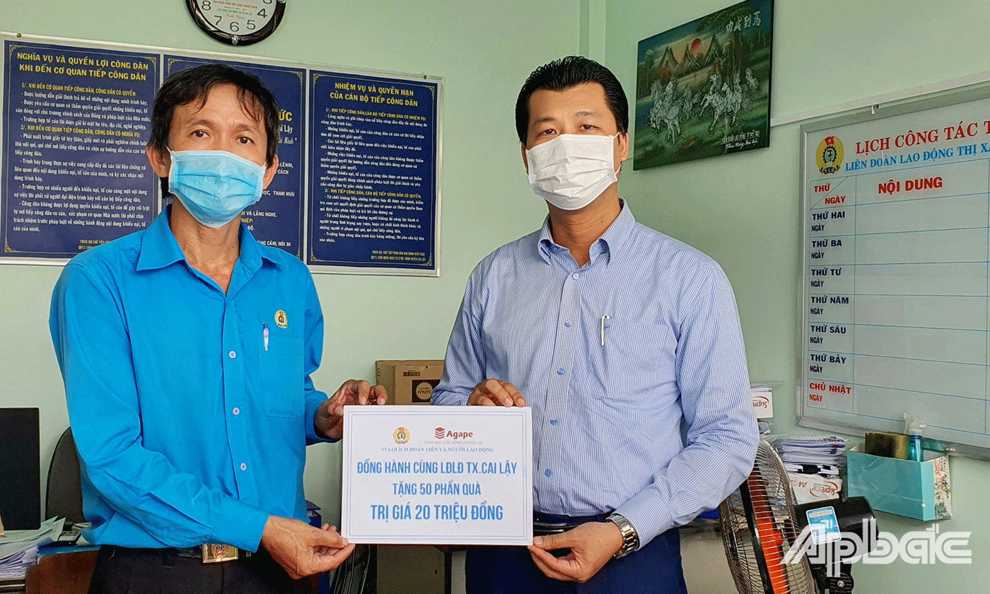 LĐLĐ thị xã Cai Lậy tiếp nhận 50 phần quà công ty cổ phần tập đoàn Khải Minh, hỗ trợ cho công nhân viên chức lao động khó khăn t