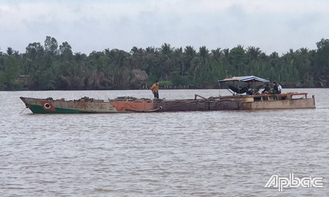 Phương tiện khai thác cát trái phép bị bắt giữ.