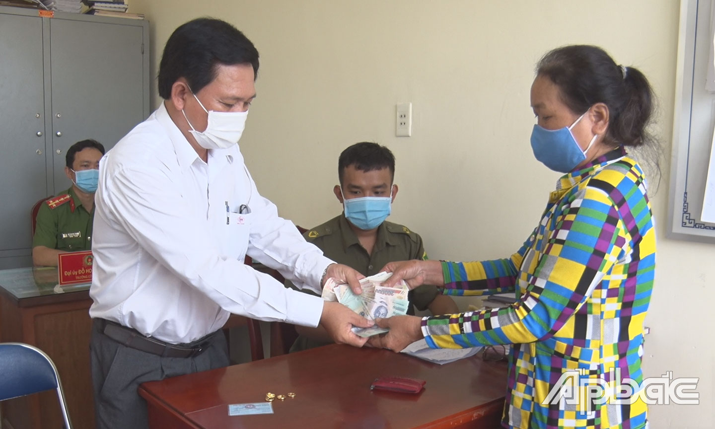 Anh Phan Hoàng Định, Bí thư kiêm Chủ tịch UBND xã Quơn Long trao trả tài sản cho chị Lập.
